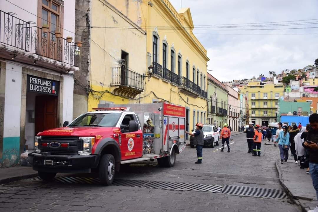 Arde vivienda frente a la Cruz Roja en pleno centro de Guanajuato capital 