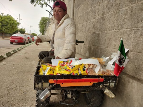 Manuel Roa se sobrepone a su discapacidad y vende dulces con una gran sonrisa