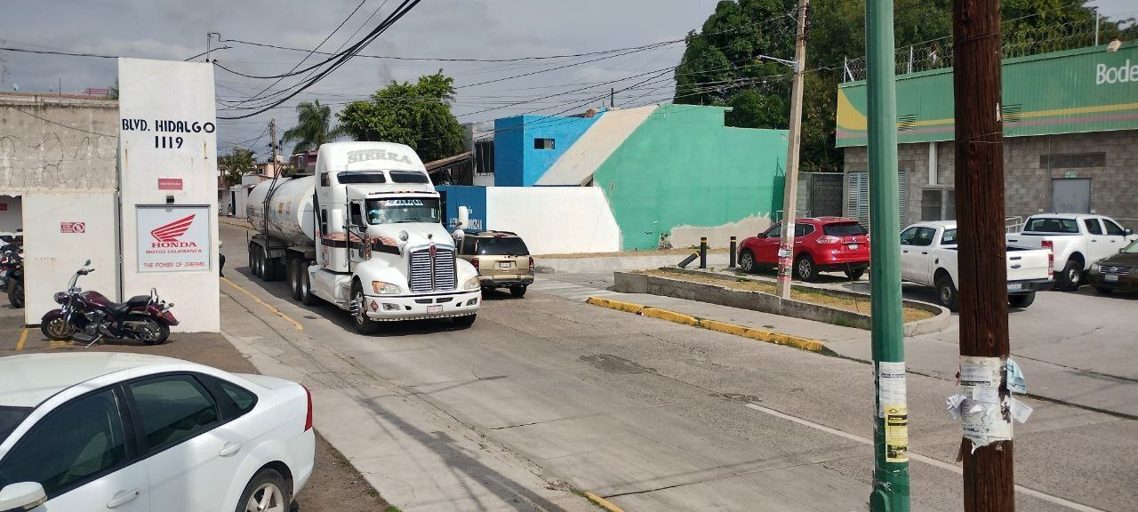 Preocupa paso provisional de pipas por calle Nogal a vecinos de la colonia Álamos en Salamanca