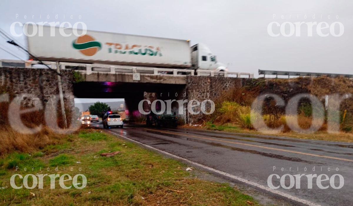 Trailero cae de puente en autopista Querétaro-Salamanca y muere; creen que huía de un asalto