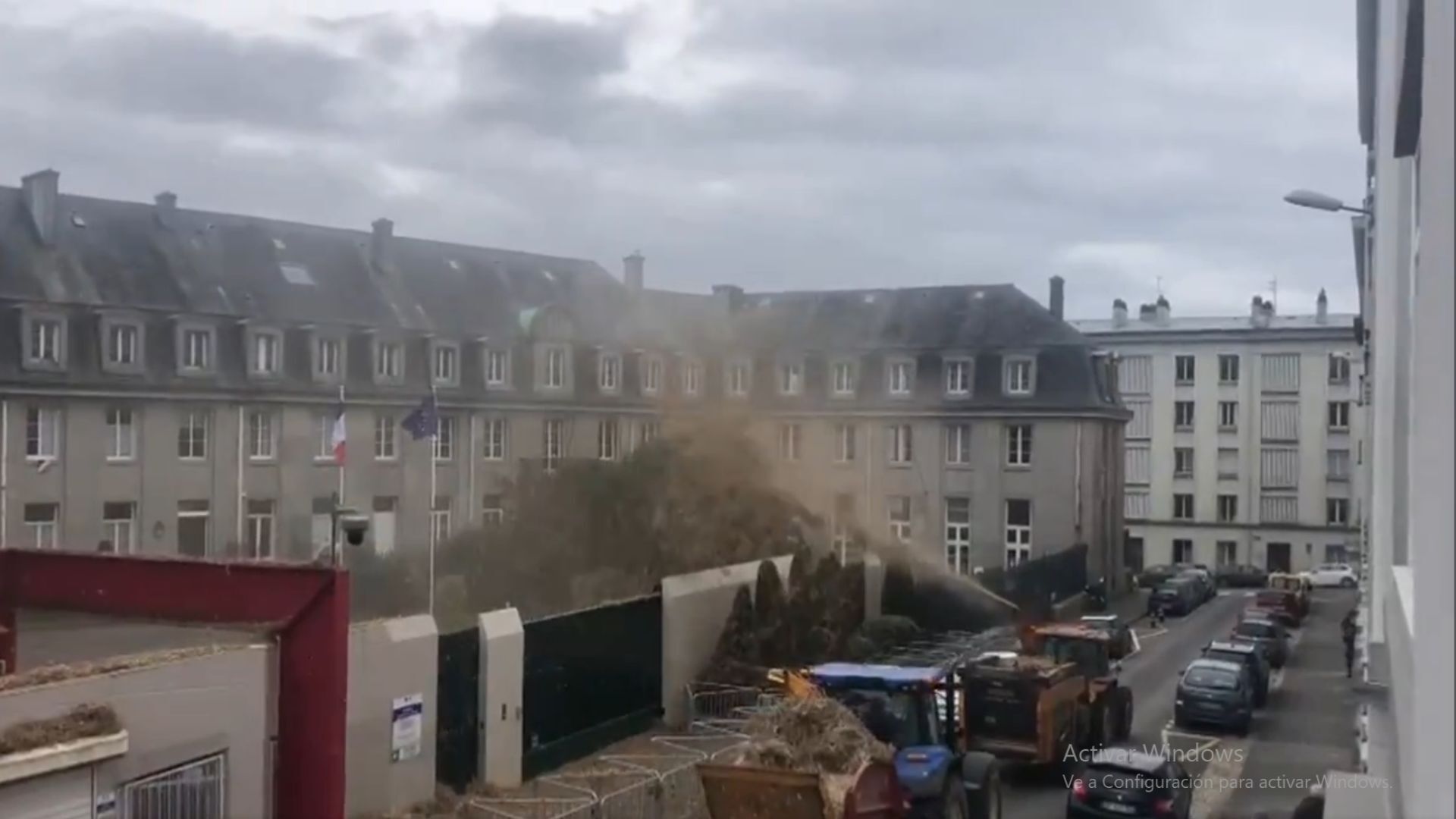 Video| Agricultores lanzan estiércol a edificios gubernamentales como protesta en Francia