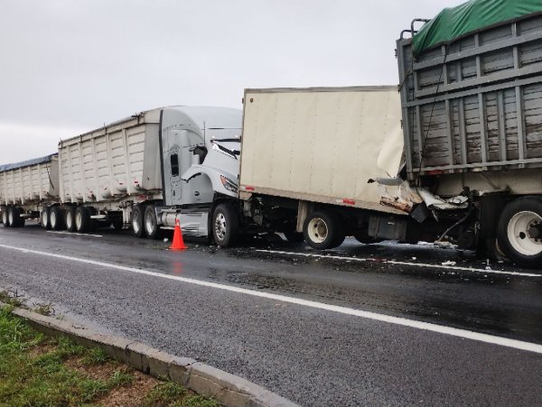 Rescatan a conductor atrapado tras aparatoso accidente en Celaya