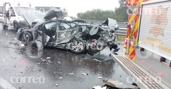 Aparatosa carambola en la carretera Apaseo El Grande-Celaya deja daños materiales e intenso tráfico 