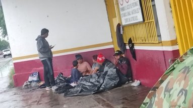 Migrantes en Salamanca pasan la noche entre el frío helado y lluvias