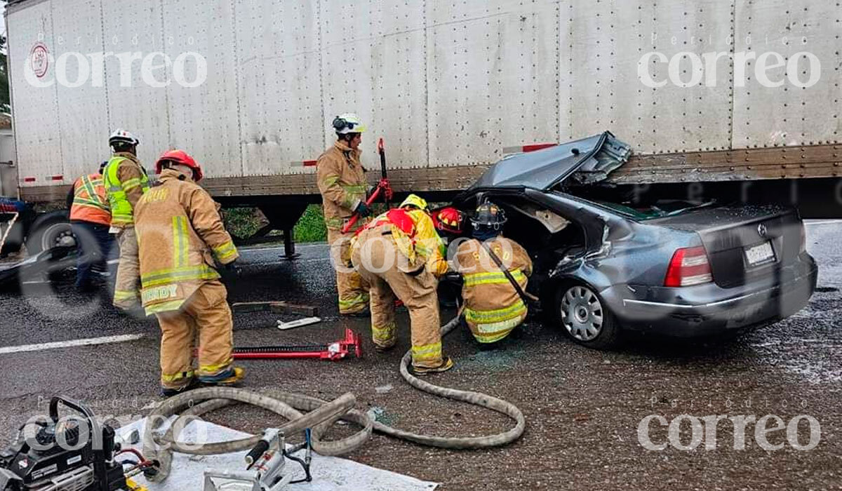 Auto se impacta con trailer en San Luis de la Paz; hay tres heridos