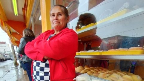 Doña Olga vende quesos en Salamanca para alimentar a su familia de 10 hijos 