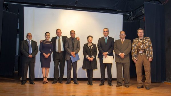 Ex alumnos reconocen la trayectoria de profesor en Salamanca