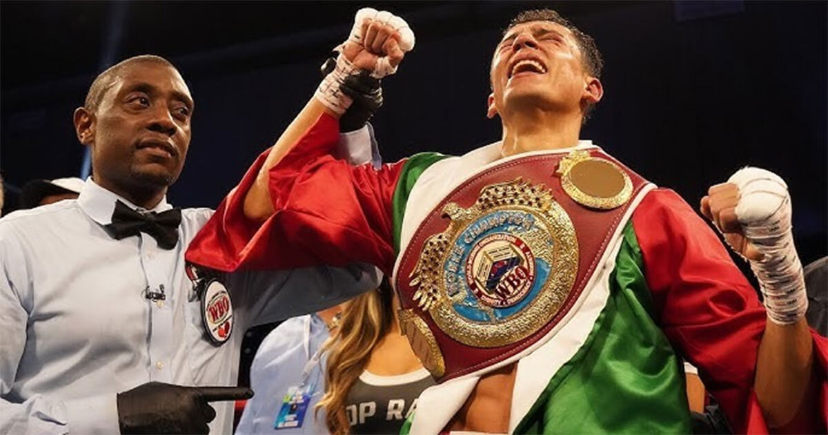 El mexicano Rafael Espinoza derrota al campeón Robeisy Ramírez y logra título en peso pluma