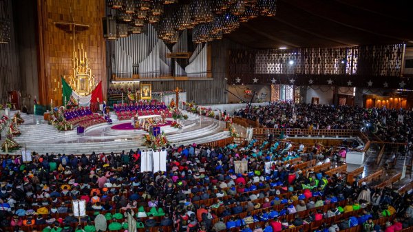 Llegan miles de creyentes a la Basílica de Guadalupe sin importar el clima