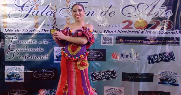 Iturbidense Laura Daniela González, compositora y cantante, recibe la Palma de Oro 2023 