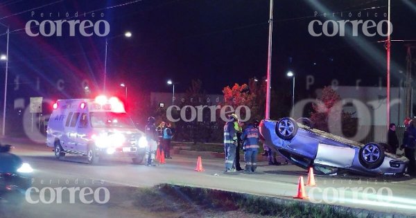 Aparatoso choque causa volcadura sobre el eje Clouthier en Celaya 