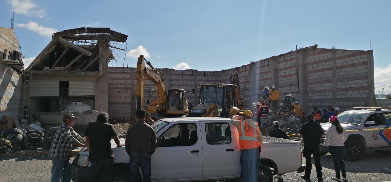 Rescatan cuerpo de trabajador atrapado por derrumbe en construcción de San José Iturbide