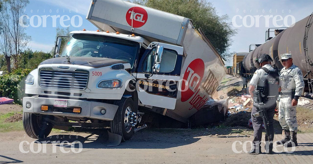 Camión se salva de ser aplastado por ferrocarril en Celaya