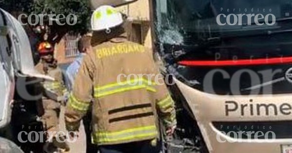 Autobús choca contra tolva en carretera de San Miguel de Allende