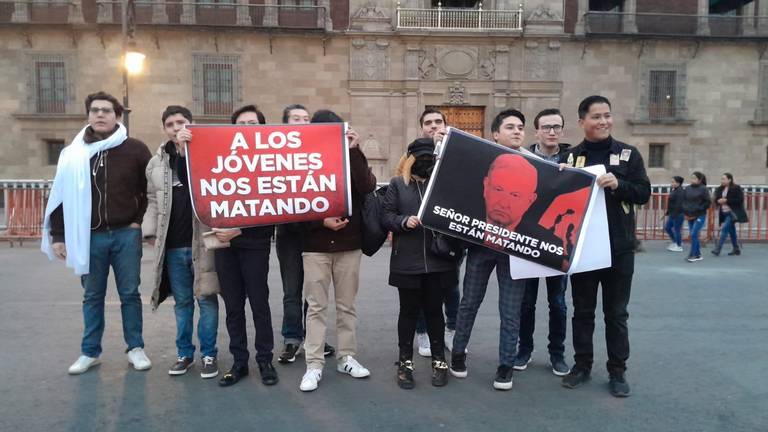 Video| Jóvenes se manifiestan afuera de Palacio Nacional por masacre en Salvatierra 