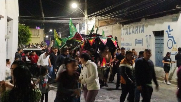 Celebran tradicional desfile dragón y las posadas del Barrio de San Miguel en Celaya 