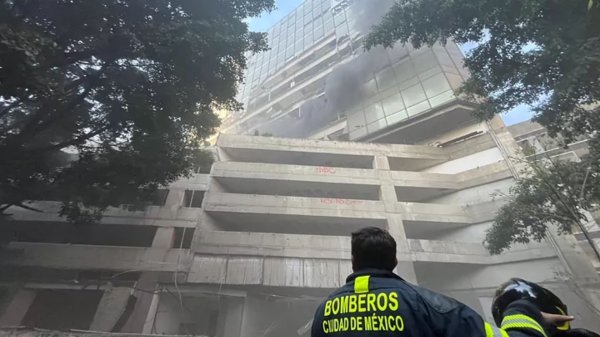 Edificio del ISSSTE se incendia en Paseo de la Reforma, CDMX