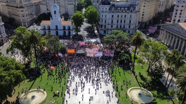 Miles de argentinos se manifiestan contra el Gobierno de Milei