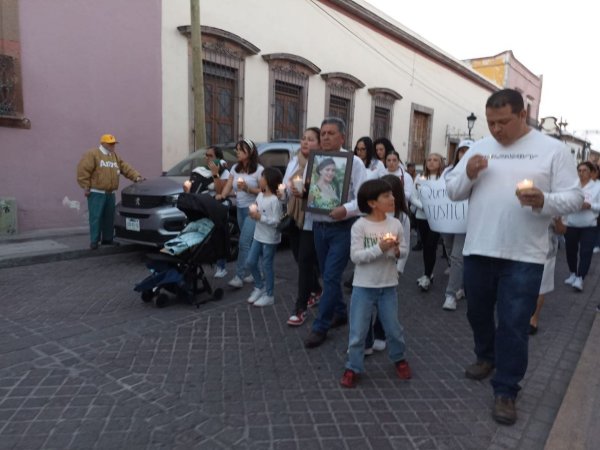 Con veladoras y playeras blancas, marchan por las víctimas de la masacre en Salvatierra 