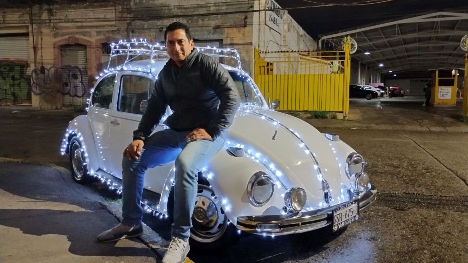 Héctor, coleccionador de vochos, presentará sus autos en la Caravana Navideña Volkswagen en León