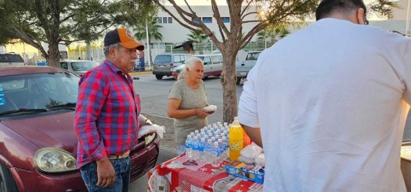 Jóvenes regalan tortas y ponche a familias en hospitales de Salamanca 