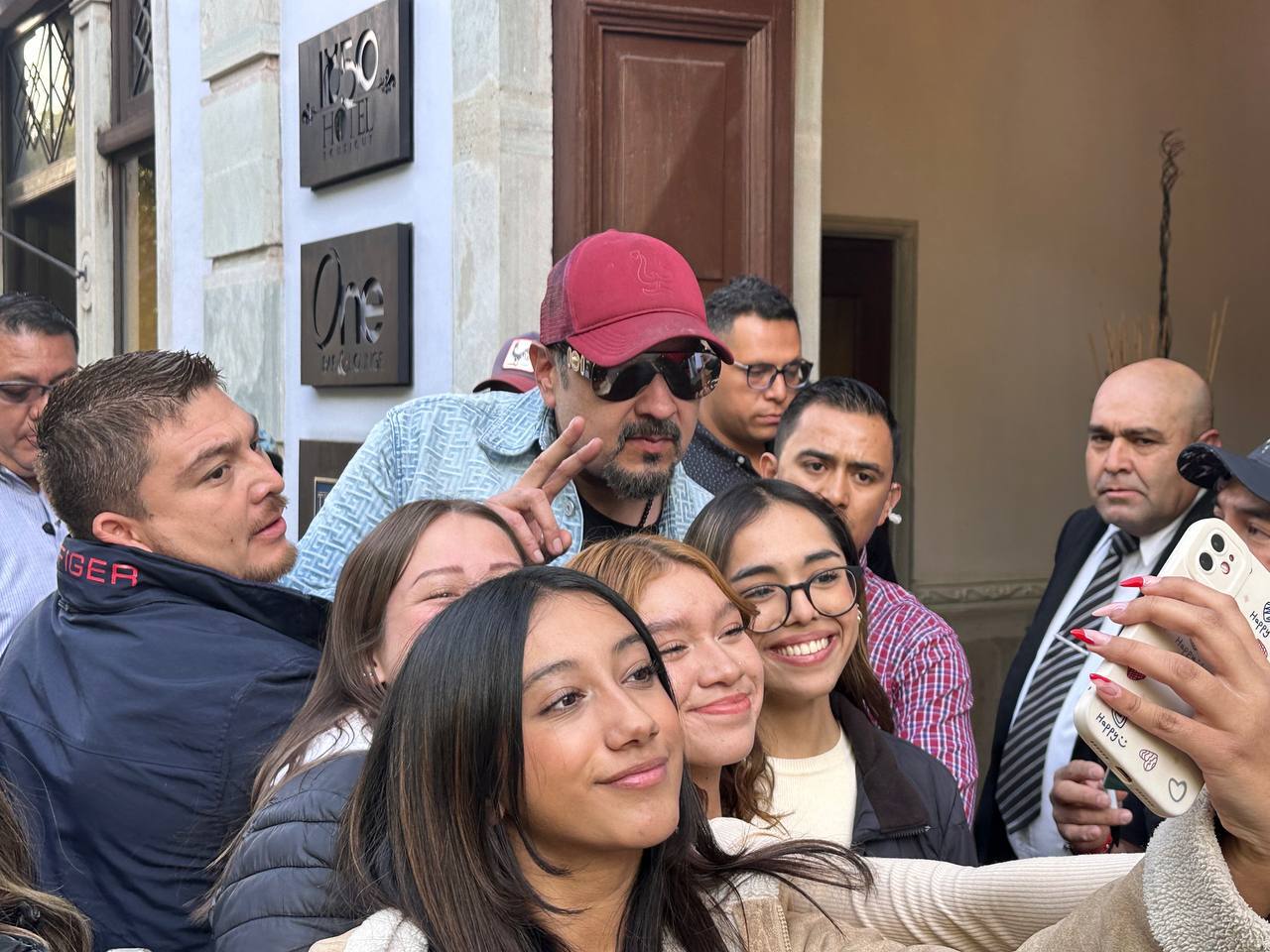 Pepe Aguilar y sus hijos conviven con sus fanáticos en Guanajuato: 