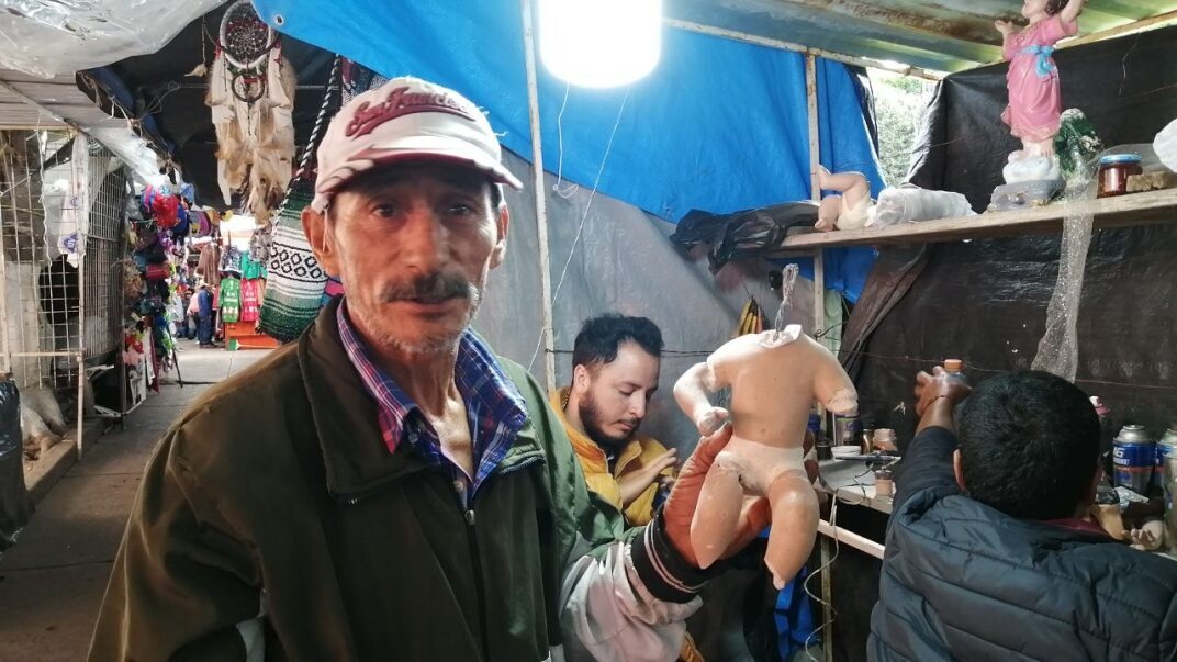 Arte y tradición: Francisco Mondragón lleva 25 años como reparador de niños Dios en Acámbaro 