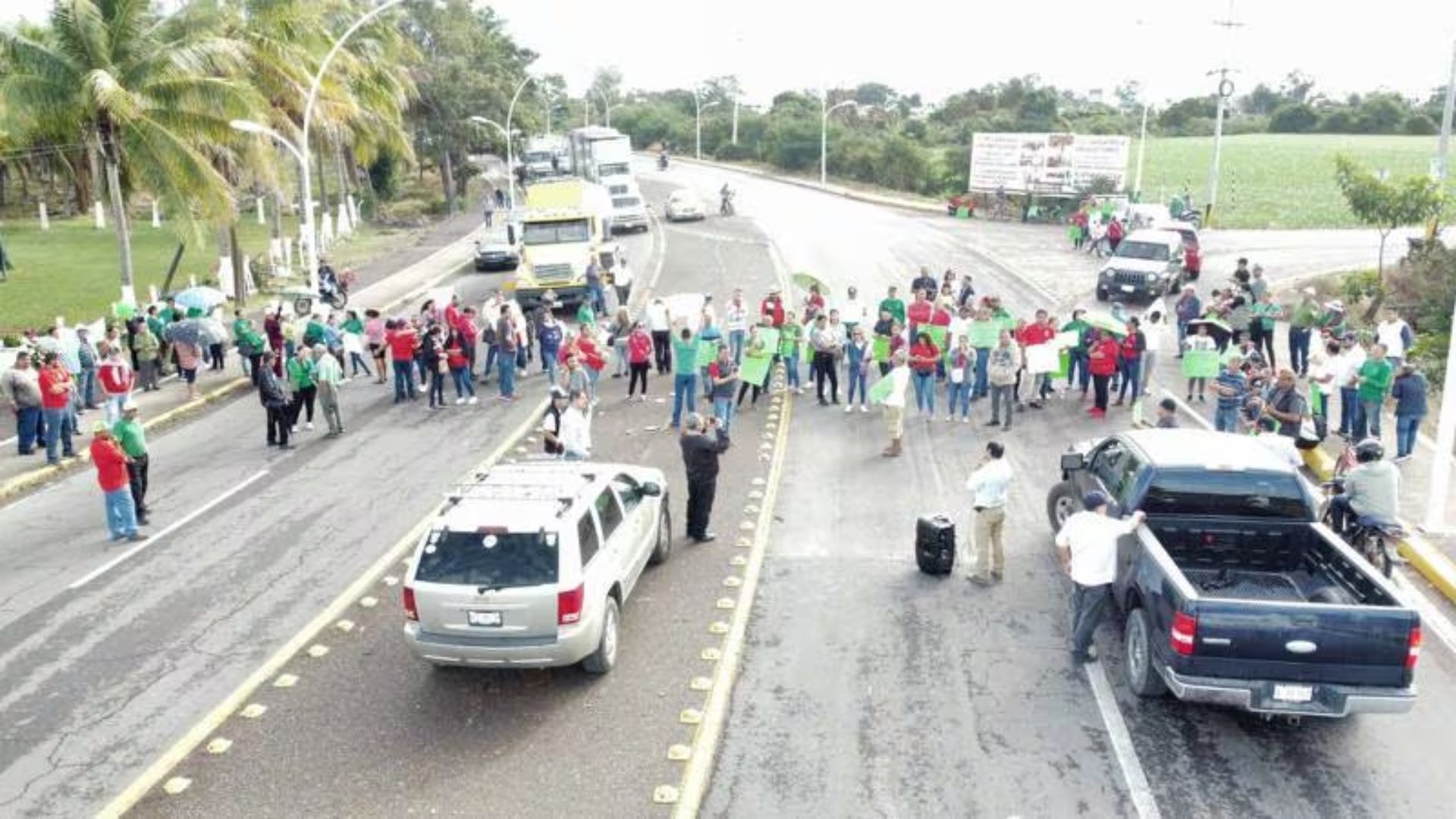 Mestros bloquean carreteras de Nayarit; exigen aguinaldo 