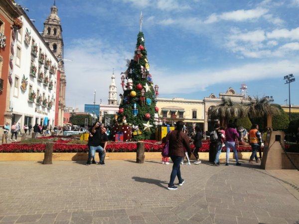 Abarrotan centros comerciales y calles de León en busca de regalos navideños