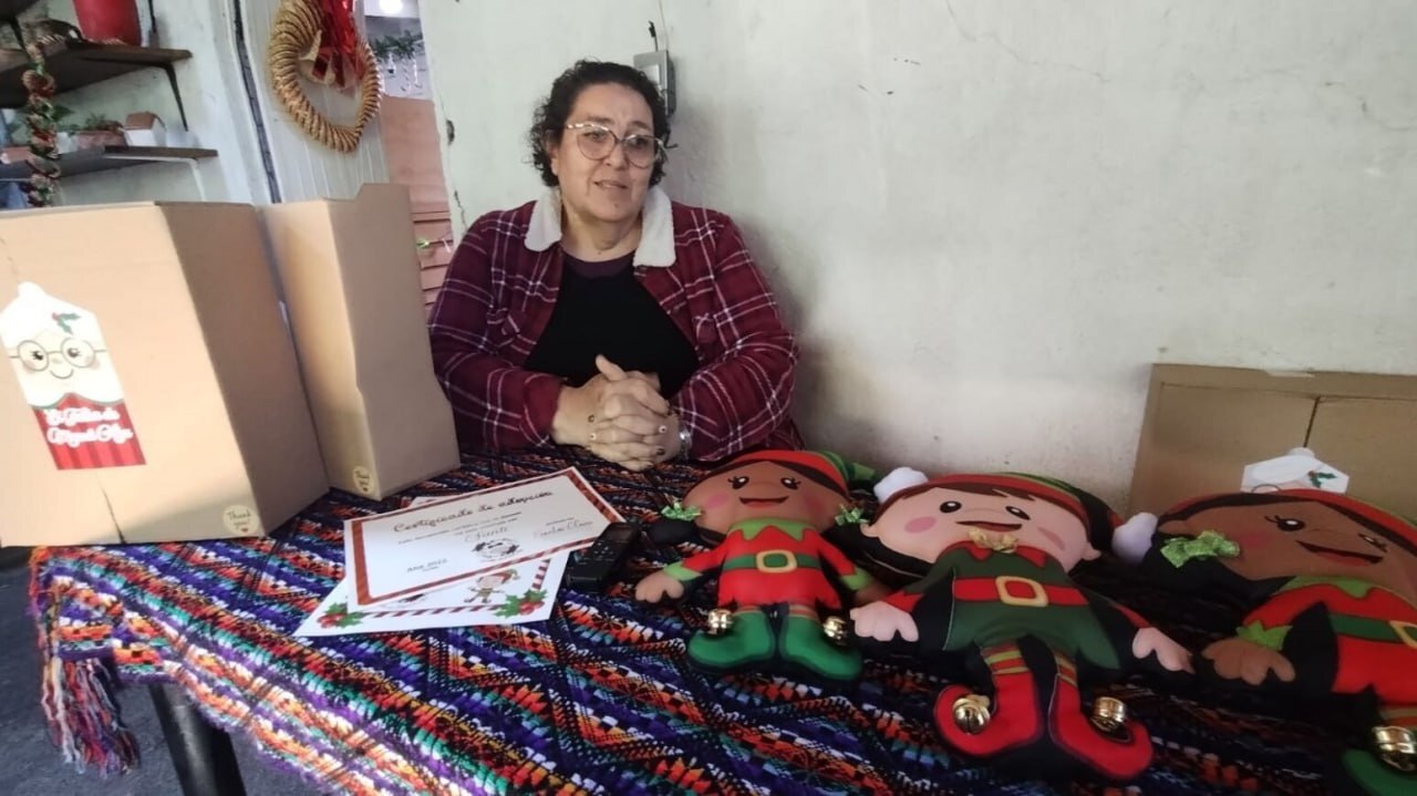 Conoce el taller de Mamá Abu; un mundo para la creación de duendes navideños