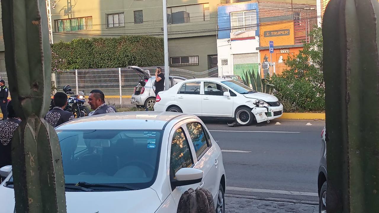 Choque en bulevar Euquerio Guerrero deja daños en malla divisoria