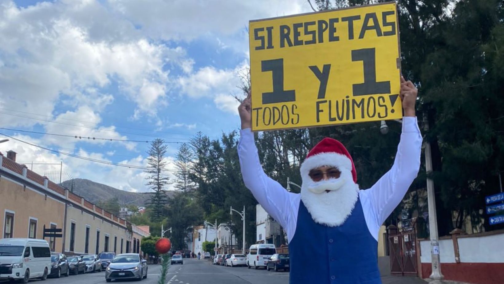 Sorpresivo Santa Claus azul en Guanajuato transmite mensaje vial de respeto