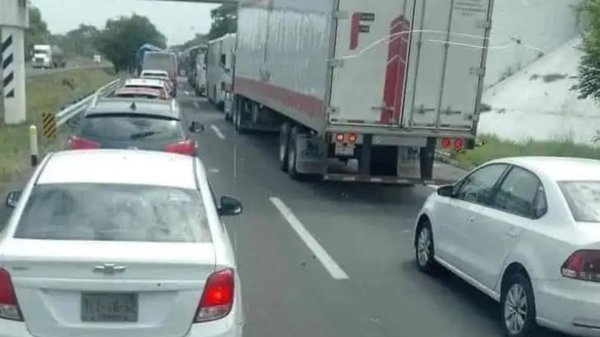 ¿Qué pasó en la autopista La Tinaja-Isla, en Veracruz? Hay filas de coches de hasta 10 km