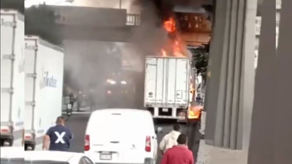 Video| Tráiler se incendia en la autopista México-Querétaro