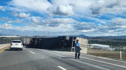 Volcadura en la Apaseo el Alto-Querétaro causa fuerte tráfico