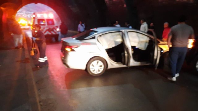 Taxista choca en túnel bajo DCEA en Guanajuato capital y bloquea el paso