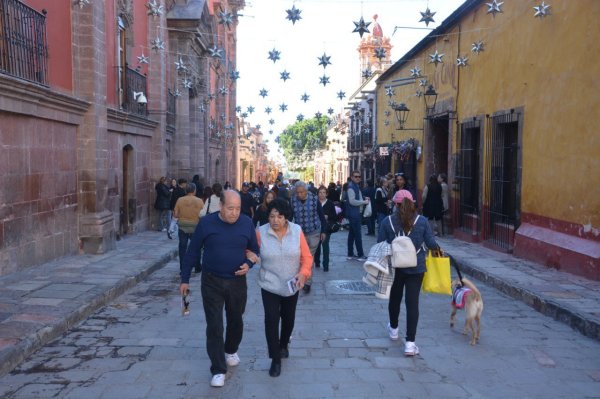 Aumento de turismo en San Miguel de Allende ocasiona caos vial en estas calles