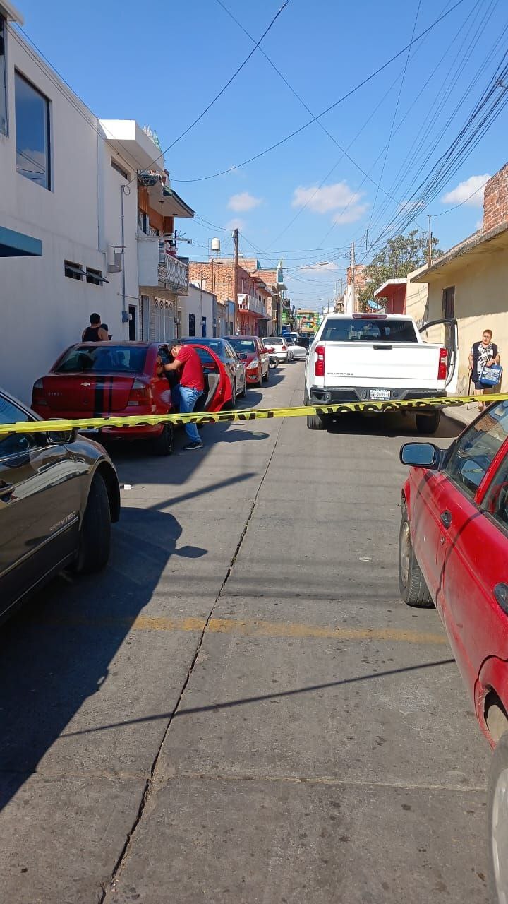 Elementos policiales revisan casa abandonada por sospechas en Barrio Nievo, Irapuato