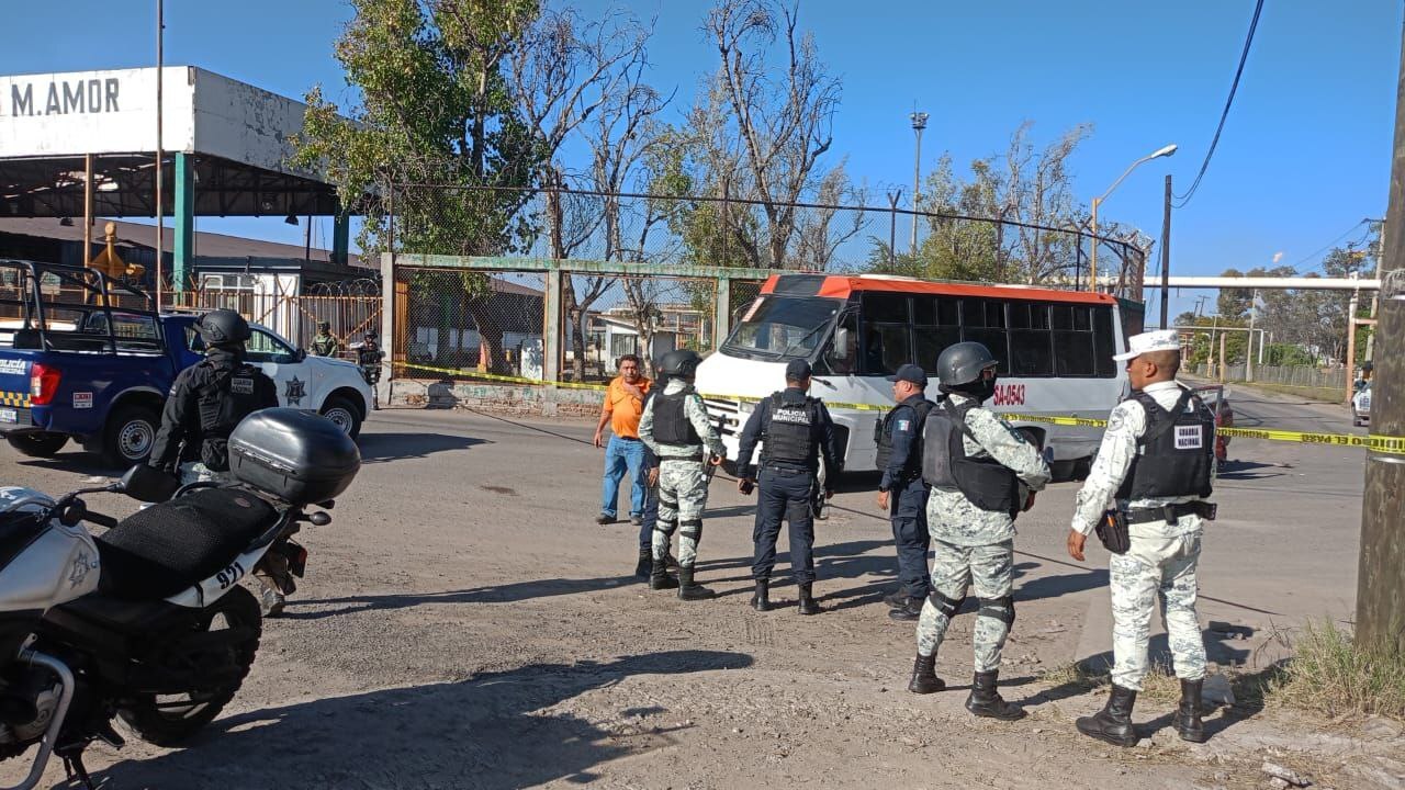 Atacan camioneta en Salamanca y dejan un muerto; víctimas chocan contra transporte público 