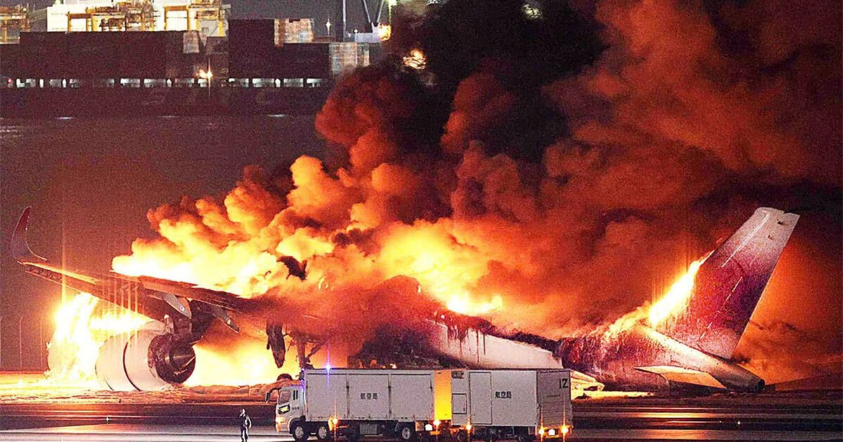 Nueva tragedia en Japón: avión se incendia tras choque en aeropuerto y deja cinco muertos