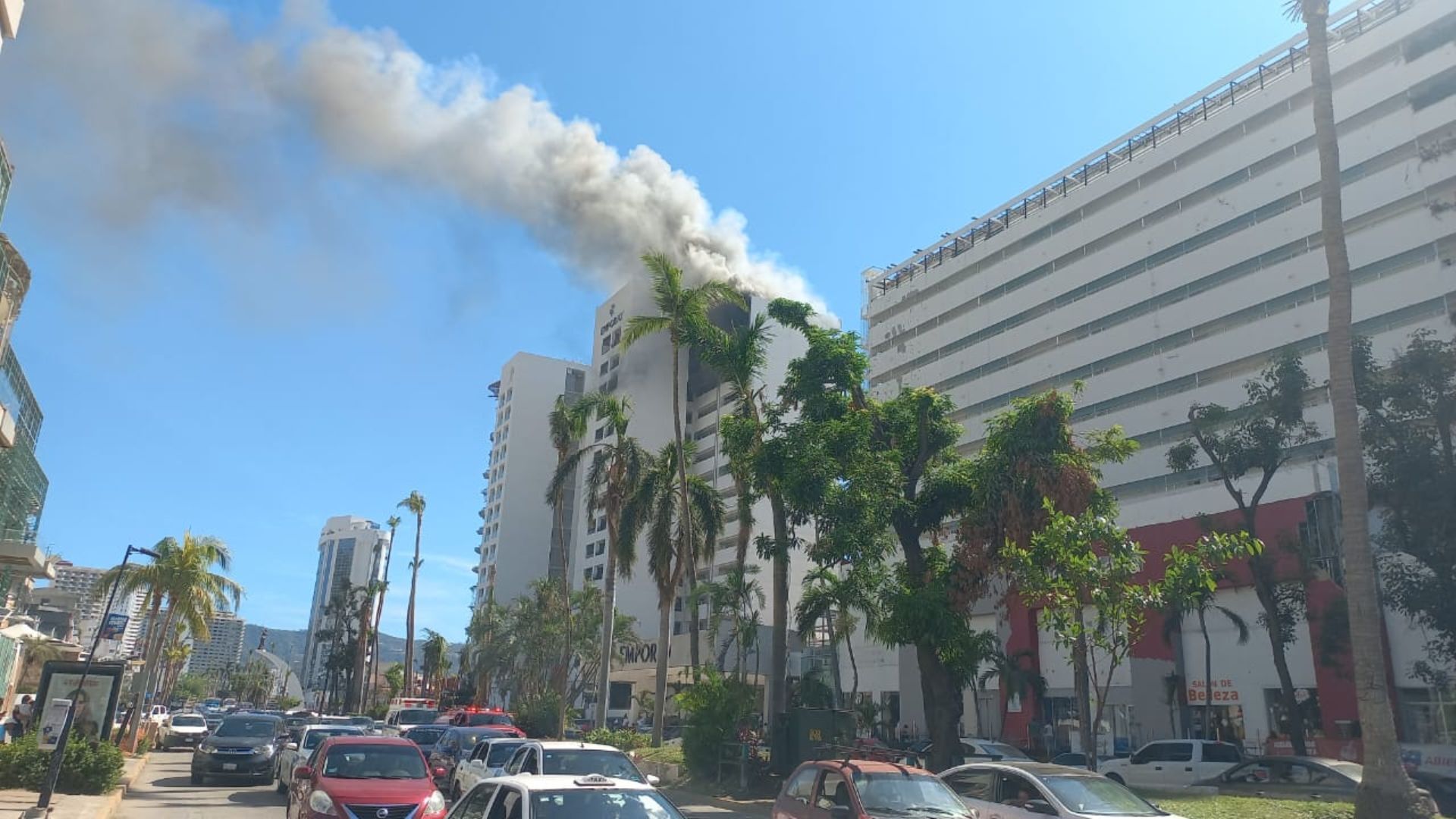 Fuerte incendio en el hotel Emporio, en Acapulco, deja severos daños