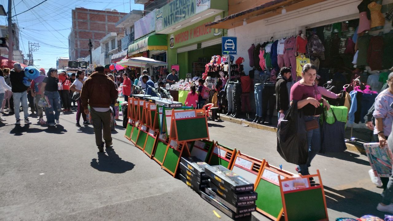 Comerciantes invaden la calle 20 de noviembre en pleno centro de Irapuato y causan caos vial 