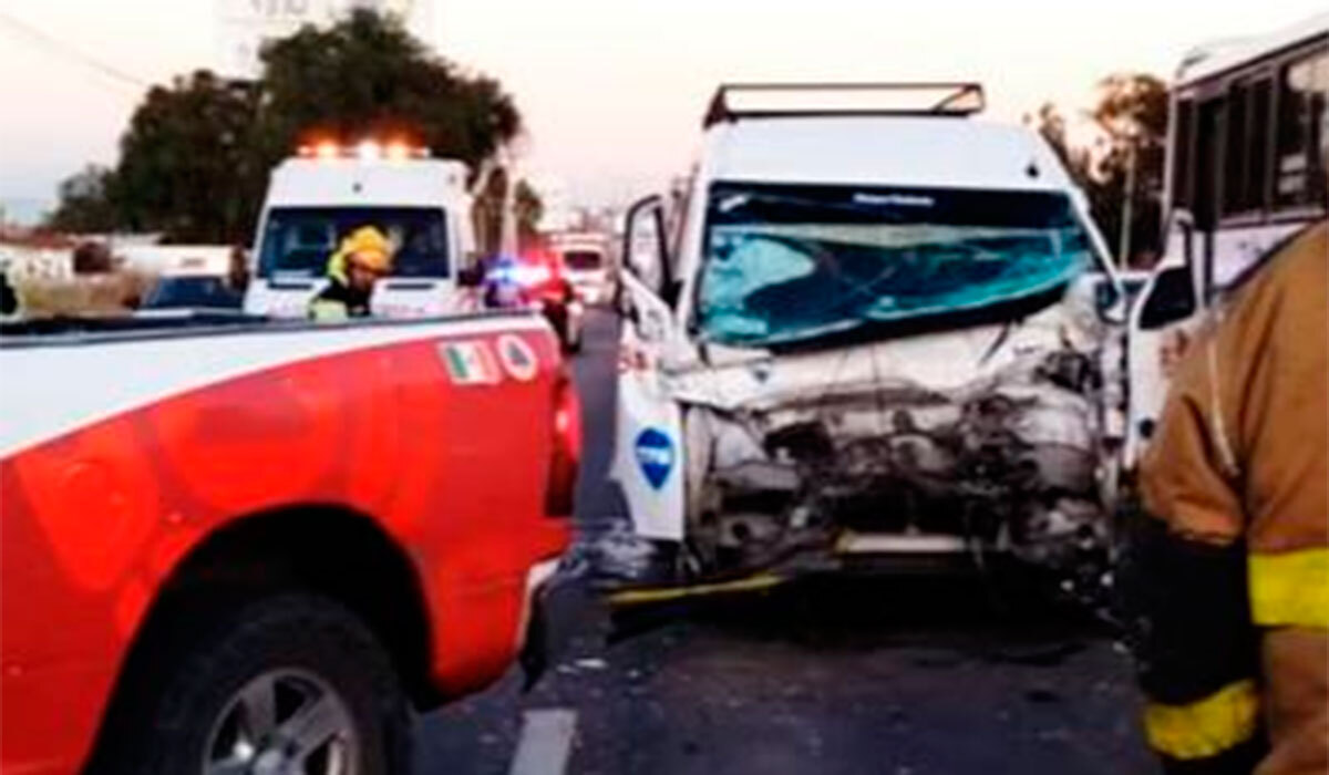 Conductor de transporte se queda dormido al regresar a casa y choca en la León-Silao; está grave