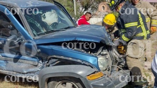 Tres personas lesionadas es el resultado de choque sobre la carretera de Celaya