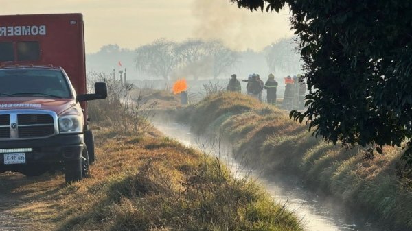 Fuga en ducto clandestino de Pemex provoca incendio en Nextlalpan, Edomex