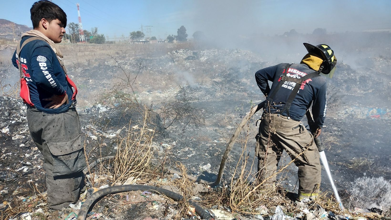 Bomberos de Pénjamo pasan más de seis horas para controlar fuego en basurero municipal