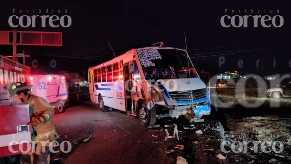 Choca automóvil contra camión en Santa Teresa de Guanajuato capital, un muerto y un herido grave