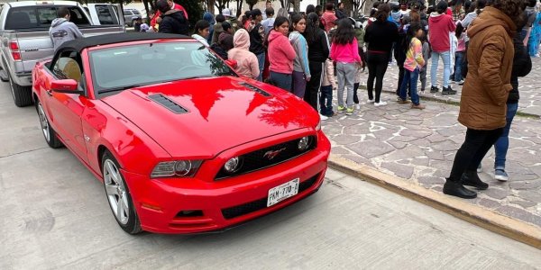 Llegan Reyes Magos a San Pedro de Ibarra, León en Mustang en vez de camellos