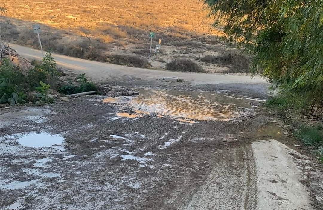 Aguas negras inundan camino turístico en Mineral de Pozos: vecinos exigen acción urgente