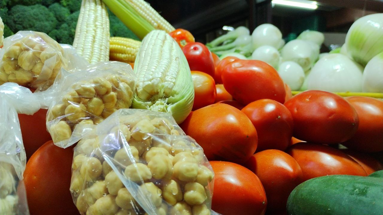 Cuesta de enero pone en aprietos a familias y comerciantes: se dispara precio del jitomate, cebolla...